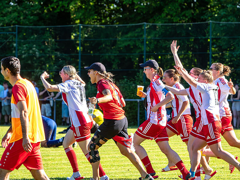 Die Untersteinacher Fu&szlig;ballerinnnen feiern noch in Spielkleidung die erfolgreiche Relegation der M&auml;nner. Zuvor hatten sie sich durch ein 4:0 gegen den SV Mistelgau den Titel in der Bezirksliga gesichert.