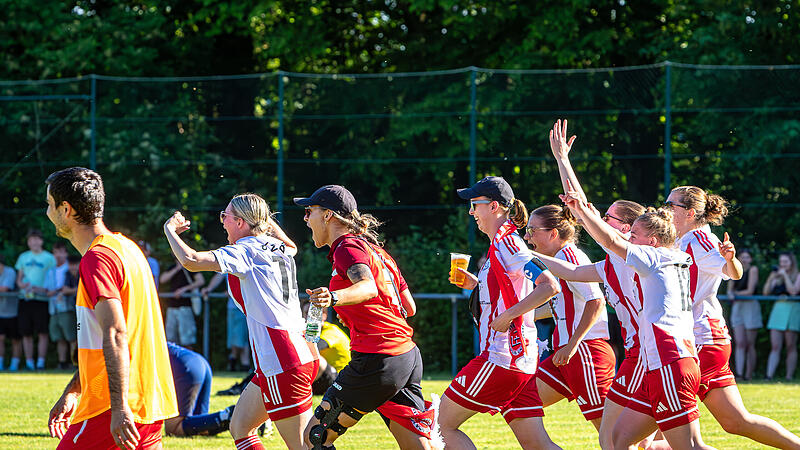 Die Untersteinacher Fu&szlig;ballerinnnen feiern noch in Spielkleidung die erfolgreiche Relegation der M&auml;nner. Zuvor hatten sie sich durch ein 4:0 gegen den SV Mistelgau den Titel in der Bezirksliga gesichert.