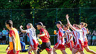 Die Untersteinacher Fu&szlig;ballerinnnen feiern noch in Spielkleidung die erfolgreiche Relegation der M&auml;nner. Zuvor hatten sie sich durch ein 4:0 gegen den SV Mistelgau den Titel in der Bezirksliga gesichert.