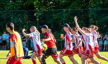 Die Untersteinacher Fu&szlig;ballerinnnen feiern noch in Spielkleidung die erfolgreiche Relegation der M&auml;nner. Zuvor hatten sie sich durch ein 4:0 gegen den SV Mistelgau den Titel in der Bezirksliga gesichert.
