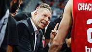 Brose-Trainer Oren Amiel spricht in einer Auszeit zu seinem Team. „Wir hatten das Spiel über weite Strecken unter Kontrolle und dann schmeißen wir immer wieder leichtfertig den Ball weg“, schimpfte er nach der Niederlage gegen die Crailsheimer. Brose-Trainer Oren Amiel spricht in einer Auszeit zu seinem Team. „Wir hatten das Spiel über weite Strecken unter Kontrolle und dann schmeißen wir immer wieder leichtfertig den Ball weg“, schimpfte er nach der Niederlage gegen die Crailsheimer.