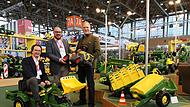 Rolly Toys aus Neustadt steht f&uuml;r hochwertige Kinderfahrzeuge, besonders aus der Landwirtschaft. Das Design stimmt mit den &bdquo;gro&szlig;en Kollegen&ldquo; &uuml;berein. IHK-Pr&auml;sident Dr. Andreas Engel versucht sich als Treckerfahrer, hinten Frank Schneider und Landrat Sebastian Straubel.