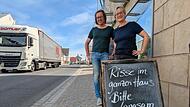 „Risse im ganzen Haus. Bitte langsam, lieber LKW-Fahrer“ – dieses Schild hat das Bäcker-Ehepaar Dresel vor seinen Laden gestellt.