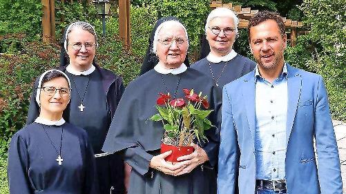 Zum 80. Geburtstag von Schwester Judith Dinkel gratulierten Kongregationsleiterin Schwester Fanny Terán Tejeda, Kongregationsvikarin Schwester Katharina Horn, Schwester Christina Schirner und Bürgermeister Mario Schönwald.