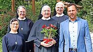 Zum 80. Geburtstag von Schwester Judith Dinkel gratulierten Kongregationsleiterin Schwester Fanny Terán Tejeda, Kongregationsvikarin Schwester Katharina Horn, Schwester Christina Schirner und Bürgermeister Mario Schönwald. Zum 80. Geburtstag von Schwester Judith Dinkel gratulierten Kongregationsleiterin Schwester Fanny Terán Tejeda, Kongregationsvikarin Schwester Katharina Horn, Schwester Christina Schirner und Bürgermeister Mario Schönwald.
