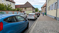 Die Engstelle vor der St.-Anna-Kapelle in Höchstadt: Hier staut es sich öfter, aber jetzt sind noch mehr Autos dort unterwegs.