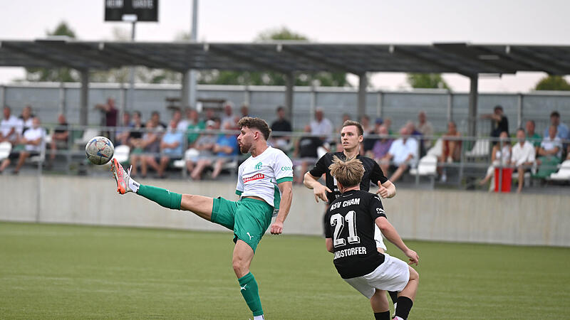 Der Neudrossenfelder Michael Sauerstein versucht, den Ball gegen den Chamer Konstantin Landstorfer zu behaupten. Der Neudrossenfelder Michael Sauerstein versucht, den Ball gegen den Chamer Konstantin Landstorfer zu behaupten.