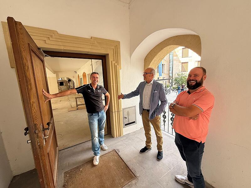 Die drei derzeitigen &bdquo;Schlossherren" fungieren als &bdquo;T&uuml;r&ouml;ffner": Sie bereiten alles f&uuml;r den Einzug des neuen P&auml;chters in den ehemaligen Ratskeller vor.