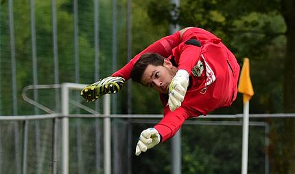 Spektakul&auml;r hielt Marcel Wehr so manches Mal den Kasten sauber. &ndash; hier im Trikot des TSV Gro&szlig;bardorf im Jahr 2015.