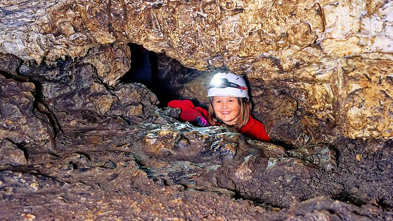 Lina in einer HöhleHöhlenwanderung in der Fränkischen Schweiz Für Grundschülerin Lina ist keine Spalte zu schmal – mit Leichtigkeit gleitet sie hinein.