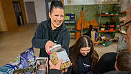 Tamara Breitner (links) engagiert sich bei der Tiertafel Coburg.