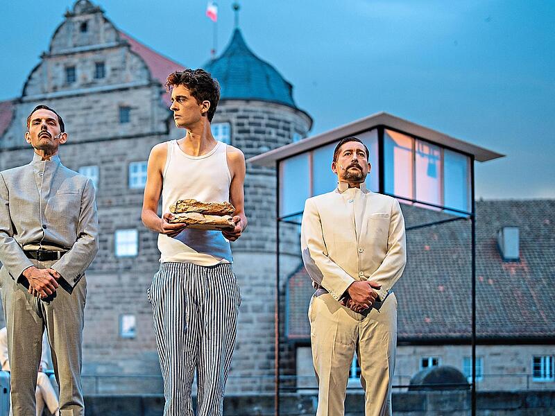 Vor der Kulisse der Festung Rosenberg treten die Schauspieler vors Publikum.Christian Martin