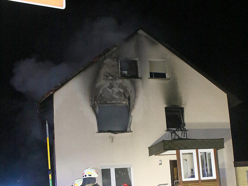 In der Nacht ist in Sonnefeld ein Brand ausgebrochen.  Viele Rettungskr&auml;fte r&uuml;ckten aus, auch ein Heli.