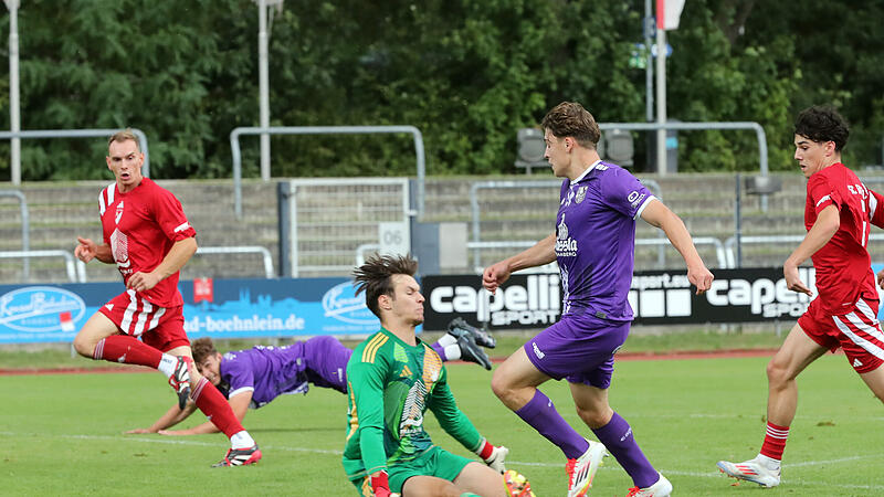 Der Bamberger Paul Krau&szlig;old scheitert an Torwart Sebastian Vogel vom SC Gro&szlig;schwarzenlohe.