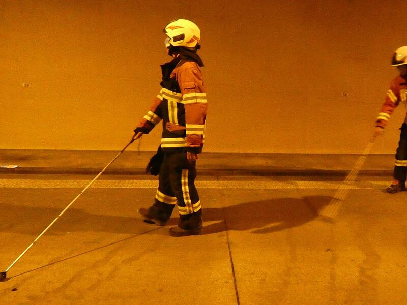 Mit Blindenstöcken wird der Tunnel nach Verletzten abgesucht. Hier beim Training wurde die Dunkelheit mit einer Maske vor den Augen simuliert.