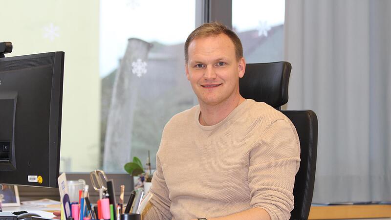 Oerlenbachs B&uuml;rgermeister Nico Rogge sieht viele Vorteile f&uuml;r seine Gemeinde durch das Gewerbegebiet an der nahen Autobahn.