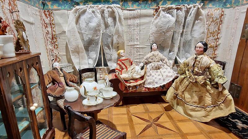 Puppenstube der Urgroßmutter von Hilla Schütze aus der Zeit um 1850.