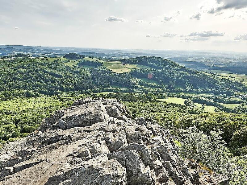 Ein herrlicher Ausblick bietet sich Wanderern auf der Milseburgtour. Hier bietet sich eine Rast an der neu er&ouml;ffneten Milseburgh&uuml;tte an.