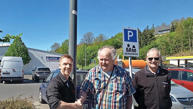 Das Bild zeigt (von links) Inhaber Sebastian Hauke, 1. VdK Vorstand G&uuml;nter Heinz und Vorstand Egon Goldbach.