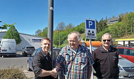 Das Bild zeigt (von links) Inhaber Sebastian Hauke, 1. VdK Vorstand G&uuml;nter Heinz und Vorstand Egon Goldbach.