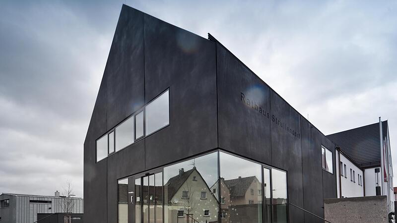 Das Rathaus in Strullendorf muss sich mit einer ernsten Schieflage auseinandersetzen.