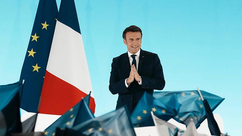 Emmanuel Macron begrüßt seine Unterstützer nach Bekanntgabe der Wahlergebnisse. In Frankreich wird es erneut ein Duell zwischen dem liberalen Präsidenten Macron und der Rechten Le Pen um das höchste Staatsamt geben.