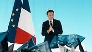 Emmanuel Macron begrüßt seine Unterstützer nach Bekanntgabe der Wahlergebnisse. In Frankreich wird es erneut ein Duell zwischen dem liberalen Präsidenten Macron und der Rechten Le Pen um das höchste Staatsamt geben.