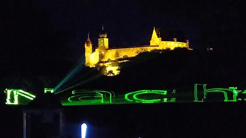 Auch Lichtinstallationen geh&ouml;ren zum Programm der Coburger Museumsnacht wie hier mit Blick auf die n&auml;chtliche Veste.