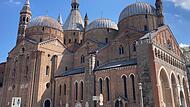 Zu Antonius' Zeiten stand am Platz der heutigen Basilika (unser Bild) eine kleine Kapelle, die nach dem Willen des Heiligen seine ursprüngliche Grabstätte wurde. Zu Antonius' Zeiten stand am Platz der heutigen Basilika (unser Bild) eine kleine Kapelle, die nach dem Willen des Heiligen seine ursprüngliche Grabstätte wurde.