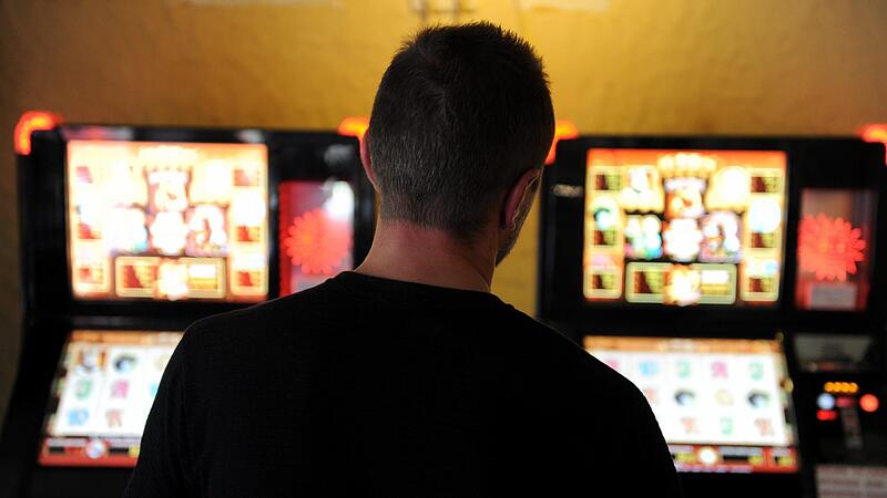 Roland F. spielte jahrelang auch in Spielcentern an sogenannten Glücksspiel-Automaten, bis er schließlich zu der Erkenntnis  kam,  dass es sich dabei um ein „reines Drauflege-Geschäft“ handelt.