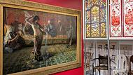 Blick in die Ausstellung mit dem Gemälde „Arabischer Schleiertanz“ (1893) des Malers Ferdinand Max Bredt sowie Bleiglasfenstern und Stühlen um 1900 Blick in die Ausstellung mit dem Gemälde „Arabischer Schleiertanz“ (1893) des Malers Ferdinand Max Bredt sowie Bleiglasfenstern und Stühlen um 1900