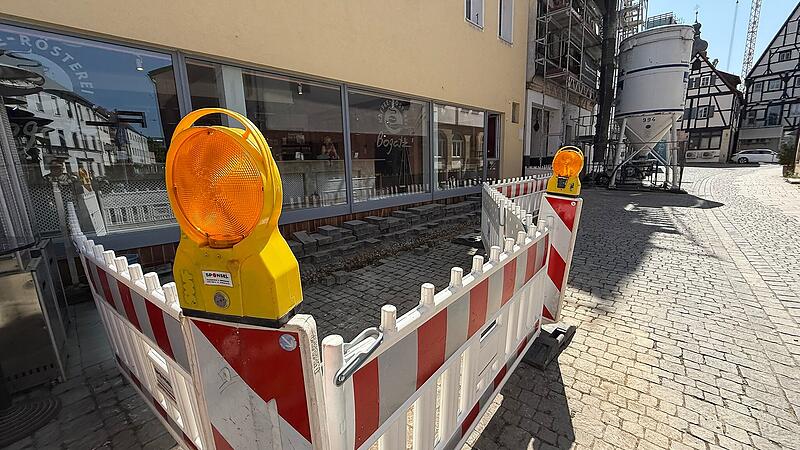 Eigentlich schlürfen hier am Straßenrand die Kunden der Kaffeerösterei Bogatz gemütlich ihren Kaffee. Eine überraschende Baustelle der Stadtwerke steht dem aber derzeit im Wege.