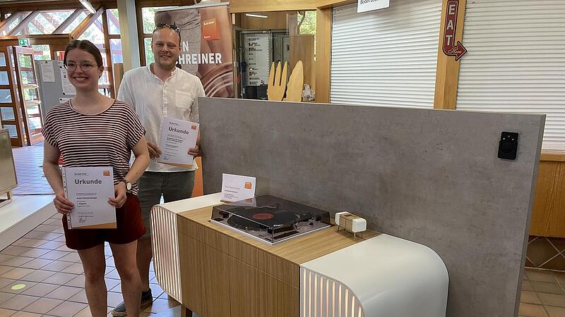 1. Platz: Die 19-jährige Anika Flammersberger fertigte ein „Schallplattensideboard“. Es nimmt die traditionelle Form der einst beliebten Musik-Boards mit Radio und Plattenspieler auf. 1. Platz: Die 19-jährige Anika Flammersberger fertigte ein „Schallplattensideboard“. Es nimmt die traditionelle Form der einst beliebten Musik-Boards mit Radio und Plattenspieler auf.