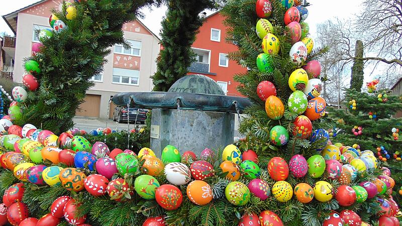 Der Osterbrunnen in Geschwand ist mit etlichen Eiern geschmückt.Forchheim & Fränkische Schweiz Der Osterbrunnen in Geschwand ist mit etlichen Eiern geschmückt.