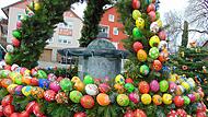 Der Osterbrunnen in Geschwand ist mit etlichen Eiern geschmückt.Forchheim & Fränkische Schweiz Der Osterbrunnen in Geschwand ist mit etlichen Eiern geschmückt.