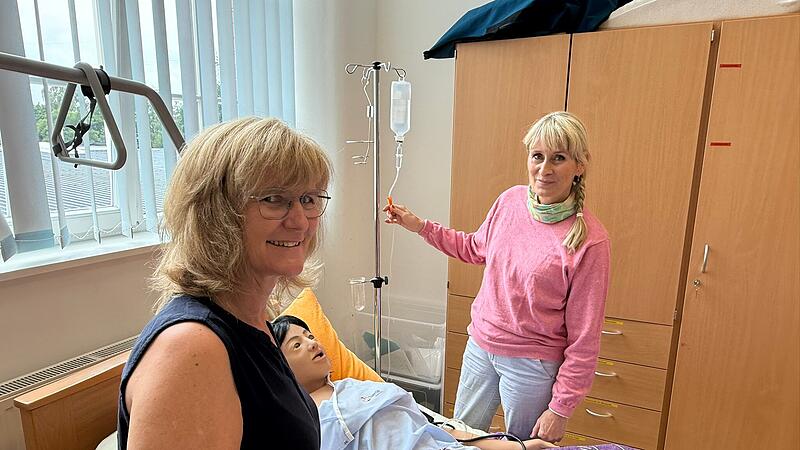 Die beiden gelernten Pflegerinnen machten ihre Ausbildung am Forchheimer Beruflichen Fortbildungszentrum der Bayerischen Wirtschaft (bfz)