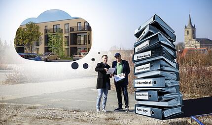 Wo Projektleiter Thomas Siebenhaar (links) und Eggolsheims B&uuml;rgermeister Claus Schwarzmann stehen, sollten schon l&auml;ngst 38 Wohnungen errichtet worden sein. Welche H&uuml;rden das Projekt behindern und wie symptomatisch dieses Beispiel f&uuml;r die Wohnungsbaumisere in Deutschland steht.