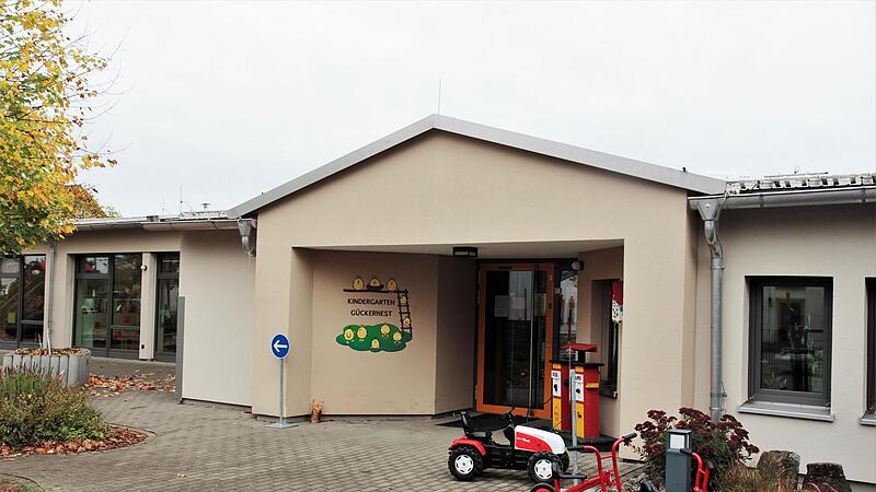 Zurzeit besuchen 66 Buben und M&auml;dchen mit einer befristeten Ausnahmegenehmigung den Kindergarten &bdquo;G&uuml;ckernest&ldquo;. Werden nun zus&auml;tzlich  Container aufgestellt, oder gibt es einen Waldkindergarten?