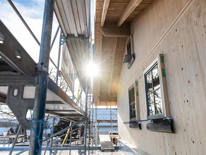 Die Sonne scheint zwischen einem Gerüst und einem Neubau hindurch. Vom „Bau-Turbo“ erhoffen sich Bauindustrie und Regierung viel. Die Opposition nichts.