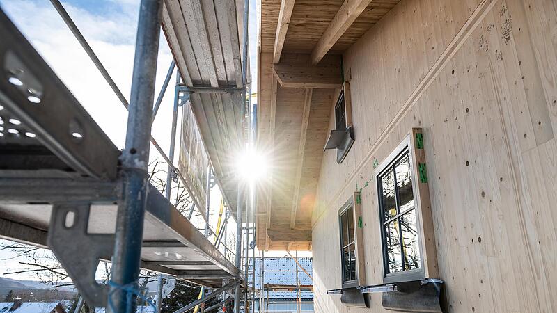 Die Sonne scheint zwischen einem Gerüst und einem Neubau hindurch. Vom „Bau-Turbo“ erhoffen sich Bauindustrie und Regierung viel. Die Opposition nichts.