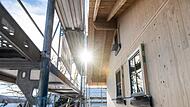 Die Sonne scheint zwischen einem Gerüst und einem Neubau hindurch. Vom „Bau-Turbo“ erhoffen sich Bauindustrie und Regierung viel. Die Opposition nichts.