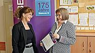 Zusammen mit der Leiterin des Betreuungsvereins, Martina Wegner (r.), eröffnete die geschäftsführende Vorsitzende des Diakonischen Werks KLM, Karin Pfadenhauer, das neue Büro der Diakonie in der Schwabenstraße 20 in Lichtenfels.