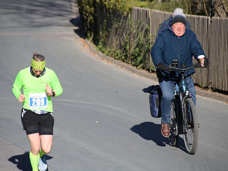 Strahlender Sonnenschein, aber nur niedrige Plusgrade erwartete die L&auml;ufer beim 19. Obermain-Marathon rund um Bad Staffelstein. Die Marathon-Strecke f&uuml;hrte wieder an den beiden Wahrzeichen der Kurstadt, dem Kloster Banz und der Basilika Vierzehnheiligen vorbei.