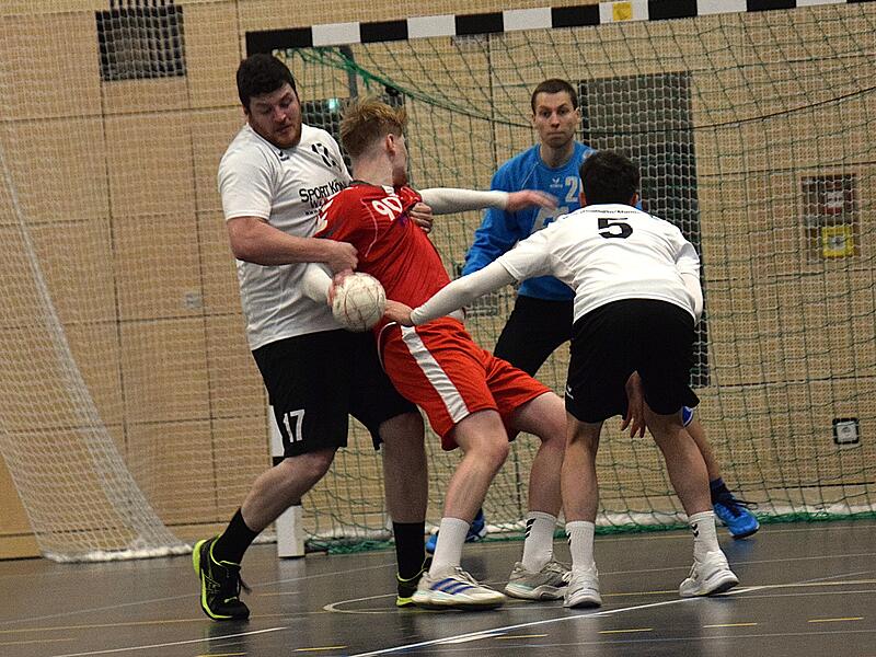 Jonas Rendl (links) und Noah Rauch (rechts) verteidigen das Tor gegen den Bad Neustädter Gegner. Keeper Sebastian Goldberger steht bereit, um den Ball aufzhalten.
