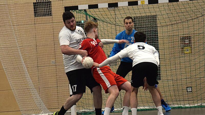 Jonas Rendl (links) und Noah Rauch (rechts) verteidigen das Tor gegen den Bad Neustädter Gegner. Keeper Sebastian Goldberger steht bereit, um den Ball aufzhalten. Jonas Rendl (links) und Noah Rauch (rechts) verteidigen das Tor gegen den Bad Neustädter Gegner. Keeper Sebastian Goldberger steht bereit, um den Ball aufzhalten.