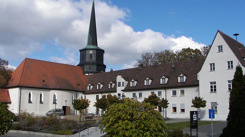 Josefskirche und Gemeindebau von Niederndorf im Jahr 2007