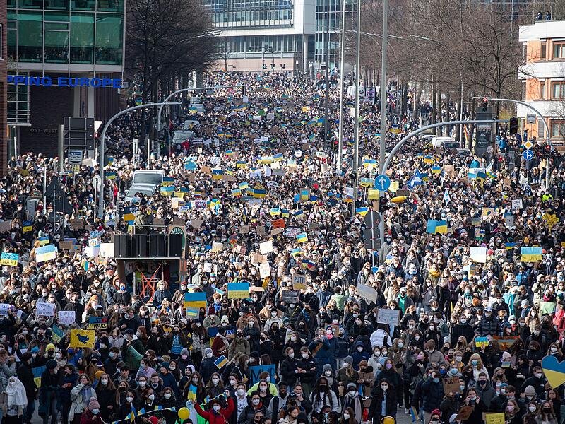 Viele tausend Demonstrierende gehen &uuml;ber die Willy-Brandt-Stra&szlig;e, eine Hauptverkehrsstra&szlig;e Hamburgs, dabei tragen sie Transparente und Flaggen der Ukraine. Die Organisation Fridays for Future geht an diesem Donnerstag weltweit auf die Stra&szlig;e, um ihre Solidarit&auml;t mit der Ukraine zu bekunden und um gegen den Angriff Russlands auf das Land zu protestieren.