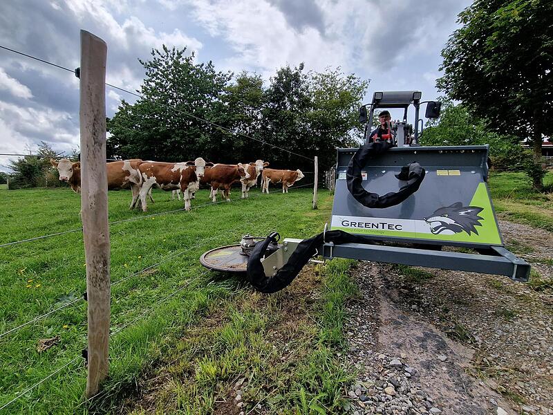 Zaunpflege unter dem kritischen Blick der Herde: Um den Herdenschutzzaun regelmäßig ausmähen zu können, schaffte Landwirt Roland Wehner eigens einen Mulchmäher an. Zaunpflege unter dem kritischen Blick der Herde: Um den Herdenschutzzaun regelmäßig ausmähen zu können, schaffte Landwirt Roland Wehner eigens einen Mulchmäher an.