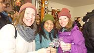 Jenny Simons, Jenny Trinidad und Jenny Riedel (v. l.) waren aus N&uuml;rnberg angereist und lie&szlig;en sich die Obstbr&auml;nde der Pretzfelder Edelbrennerei Haas schmecken.Forchheim & Fr&auml;nkische Schweiz