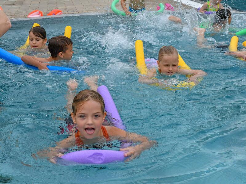 Mit der richtigen Beinarbeit zum Ziel.  Lina geht gerne in den SchwimmkursForchheim & Fr&auml;nkische Schweiz